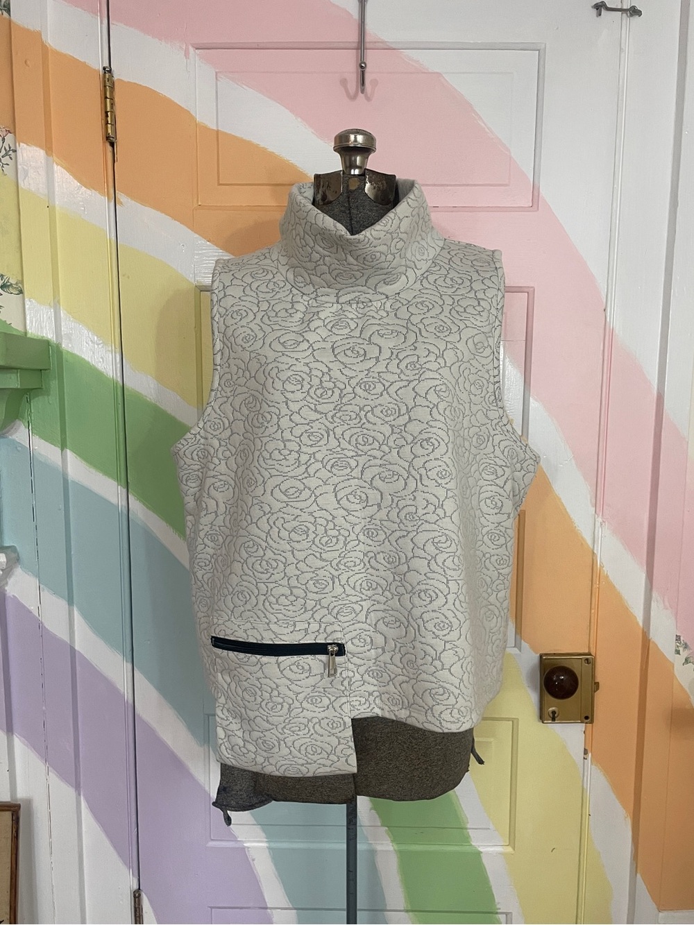 Inoah Grey Rose Quilted Mock Neck Vest with Zipper Pocket Lagenlook Sz XL 💛🎀
